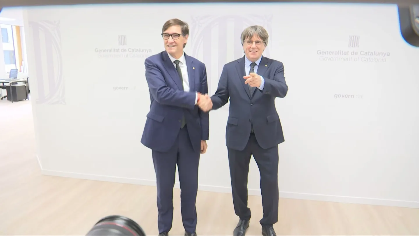 Salvador Illa y Carles Puigdemont se dan la mano antes de su reunión en Bruselas Salvador Illa y Carles Puigdemont se dan la mano antes de su reunión en Bruselas