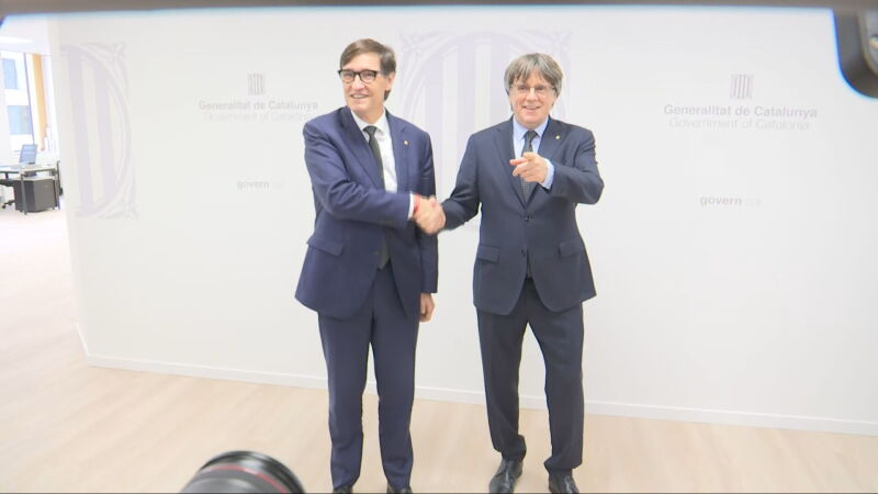 Salvador Illa y Carles Puigdemont se dan la mano antes de su reunión en Bruselas