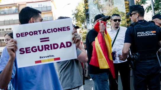 Desalojan la concentración contra migrantes en Hortaleza (Madrid) instada por Vox y desautorizada por el Gobierno Desalojan la concentración contra migrantes en Hortaleza (Madrid) instada por Vox y desautorizada por el Gobierno