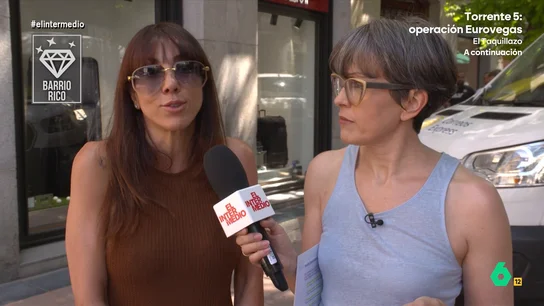 Una mujer de barrio rico con un ático de 350 metros con piscina y jacuzzi: "Lo importante es ser feliz contigo mismo" Thais Villas pregunta en un barrio rico y un barrio obrero por esos amigos a los que les ha ido mejor la vida. En este vídeo, desvelan qué patrimonio tienen, desde coches de alta gama hasta, simplemente, una vivienda en propiedad.