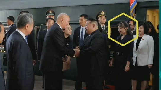 Kim Ju-ae tras su padre a su llegada a China. Kim Ju-ae tras su padre a su llegada a China.