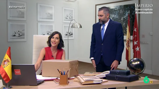 'Ayuso' rechaza un cupón de 5 euros del supermercado: "Buen intento Pedro Sánchez, pero no voy a coger tu sucio dinero" Cristina Gallego se convierte en una 'Isabel Díaz Ayuso' que no para de ver 'trampas' de Pedro Sánchez en todos los regalos que recibe, desde un descuento del supermercado, hasta el Euromillones, pasando por un misterioso paquete.