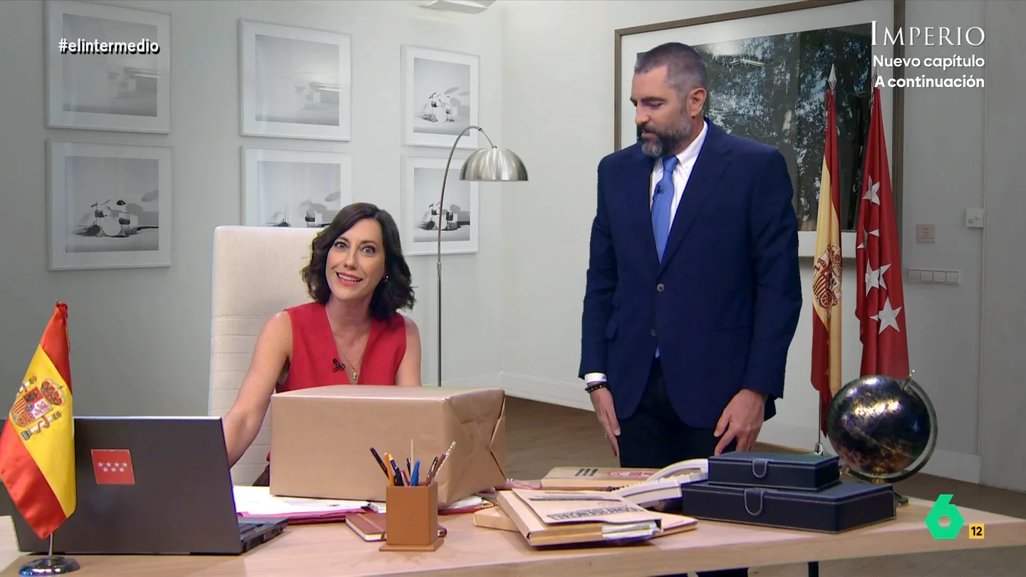 'Ayuso' rechaza un cupón de 5 euros del supermercado: "Buen intento Pedro Sánchez, pero no voy a coger tu sucio dinero" Cristina Gallego se convierte en una 'Isabel Díaz Ayuso' que no para de ver 'trampas' de Pedro Sánchez en todos los regalos que recibe, desde un descuento del supermercado, hasta el Euromillones, pasando por un misterioso paquete.