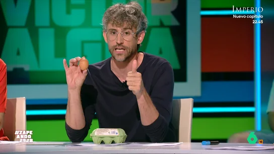 Víctor Algra desvela cómo podemos saber si una gallina es ecológica o criada en jaula: esto es lo que tiene que poner en el huevo Suecia se ha convertido en el primer país del mundo con producción de huevos 100% libres de jaulas, pero ¿y en España? En este vídeo, el veterinario explica cómo podemos saber el bienestar de una gallina con solo mirar su huevo.