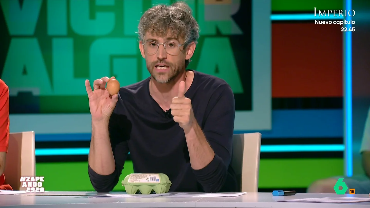 Víctor Algra desvela cómo podemos saber si una gallina es ecológica o criada en jaula: esto es lo que tiene que poner en el huevo Suecia se ha convertido en el primer país del mundo con producción de huevos 100% libres de jaulas, pero ¿y en España? En este vídeo, el veterinario explica cómo podemos saber el bienestar de una gallina con solo mirar su huevo.