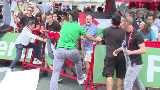 El momento en el que los manifestantes de Bilbao abren el vallado durante el paso de los corredores por línea de meta El momento en el que los manifestantes de Bilbao abren el vallado durante el paso de los corredores por línea de meta