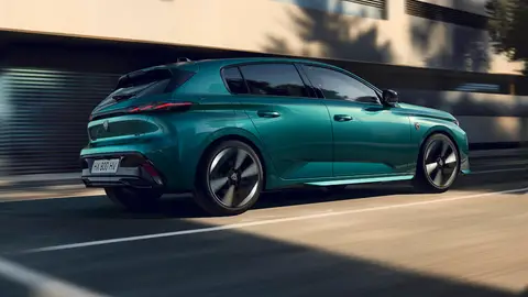 Atrás también hay nuevos detalles de diseño, aunque son menos apreciables si no se tiene el modelo anterior al lado Peugeot 308