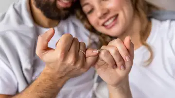 Pareja mostrando sus anillos Pareja mostrando sus anillos