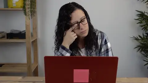 Mujer trabajando cansada Mujer trabajando cansada
