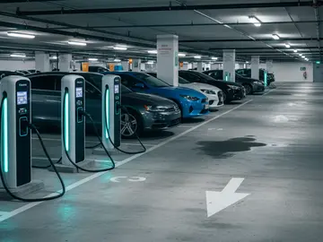 Los cargadores para coches eléctricos son cada día más comunes en los estacionamientos de grandes superficies Los cargadores para coches eléctricos son cada día más comunes en los estacionamientos de grandes superficies