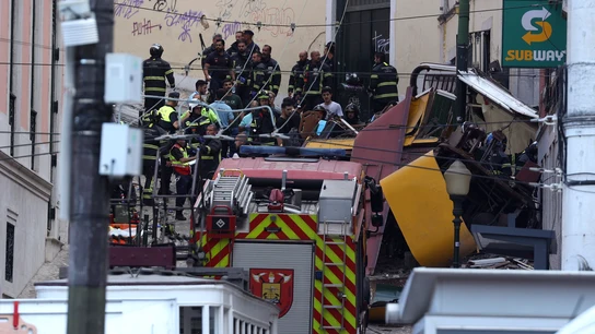 Al menos 15 muertos y una veintena de heridos por un accidente en el mítico funicular Gloria de Lisboa Al menos 15 muertos y una veintena de heridos por un accidente en el mítico funicular Gloria de Lisboa