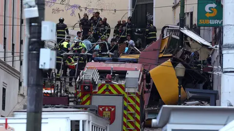 Al menos 15 muertos y una veintena de heridos por un accidente en el mítico funicular Gloria de Lisboa Al menos 15 muertos y una veintena de heridos por un accidente en el mítico funicular Gloria de Lisboa