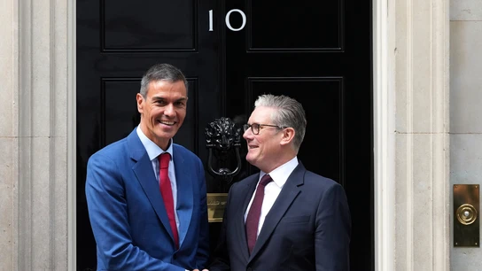 Pedro Sánchez y Keir Starmer se dan la mano en el número 10 de Downing Street Pedro Sánchez y Keir Starmer se dan la mano en el número 10 de Downing Street