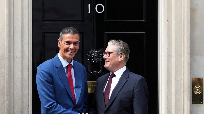 Pedro Sánchez y Keir Starmer se dan la mano en el número 10 de Downing Street