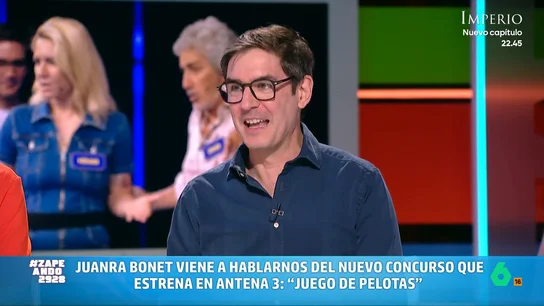 Juanra Bonet presenta 'Juego de pelotas': "Es como 'Ahora caigo', pero con la cámara abajo" El presentador visita Zapeando para hablar sobre el nuevo concurso de Antena 3. Como indica, en el mismo se enfrentan dos equipos que deben responder preguntas. Si fallan, una pelota les empuja hasta una piscina.