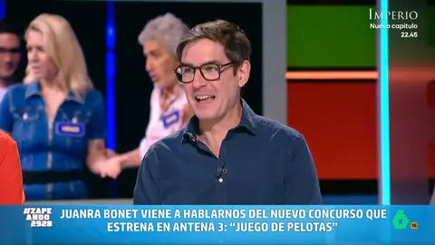 Juanra Bonet presenta 'Juego de pelotas': "Es como 'Ahora caigo', pero con la cámara abajo" El presentador visita Zapeando para hablar sobre el nuevo concurso de Antena 3. Como indica, en el mismo se enfrentan dos equipos que deben responder preguntas. Si fallan, una pelota les empuja hasta una piscina.