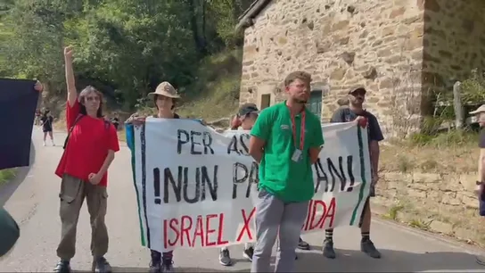 Momento de la protesta propalestina en la etapa 13 de La Vuelta en L'Angliru Momento de la protesta propalestina en la etapa 13 de La Vuelta en L'Angliru