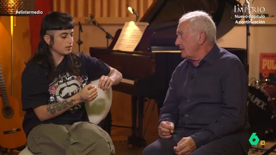 Jimena Amarillo confiesa que se agobia si una canción dura seis minutos: "No trabajo Pink Floyd" La artista charla con Víctor Manuel sobre qué les llama la atención, a nivel musical, de la generación del otro. El compositor desvela que, por ejemplo, no le gusta cuando los cantantes no vocalizan.