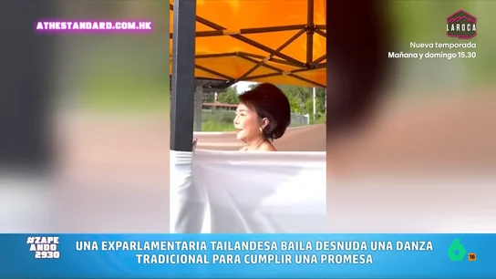 VÍDEO | Una exparlamentaria promete que bailará desnuda si su primera ministra dimite, y lo cumple En Tailandia, una exparlamentaria ha cumplido su curiosa promesa. Si la primera ministra, envuelta en un escándalo, dimitía, ella bailaría desnuda una danza tradicional. El momento, en este vídeo.
