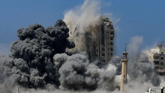 Uno de los edificios bombardeados este viernes en ciudad de Gaza. Uno de los edificios bombardeados este viernes en ciudad de Gaza.