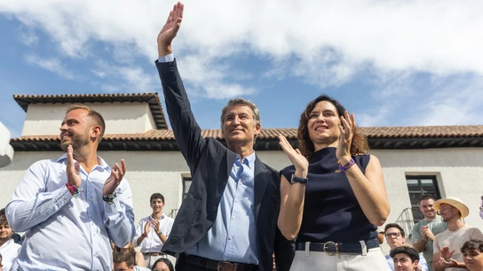 El presidente del Partido Popular, Alberto Núñez Feijóo junto a Ayuso y el alcalde de Arganda del Rey El presidente del Partido Popular, Alberto Núñez Feijóo junto a Ayuso y el alcalde de Arganda del Rey