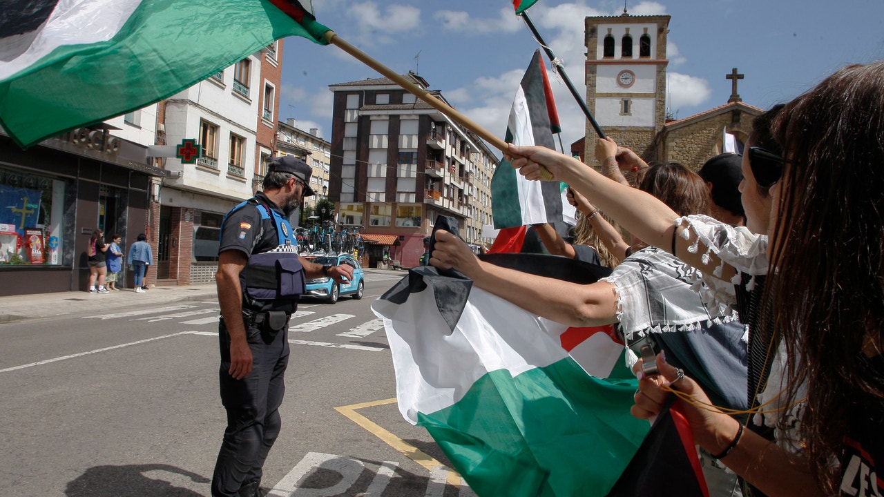 Manifestantes con banderas de Palestina paran la etapa de La Vuelta en la subida al Angliru