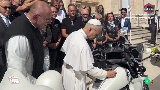Regalan una moto al papa: "No sé qué pensará la Conferencia Episcopal de que sea un 'Ángel del Infierno'" Un grupo de moteros cristianos ha regalado al sumo pontífice una BMW R18 de color blanco. El papa, además, de firmar el vehículo, se ha montado en la moto, algo que ha gustado mucho a los 'Jesus Bikers'.