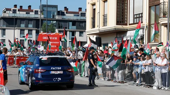 El coche del equipo Israel Tech pasa junto a los manifestantes antes del comienzo de la etapa 13 de la Vuelta El coche del equipo Israel Tech pasa junto a los manifestantes antes del comienzo de la etapa 13 de la Vuelta