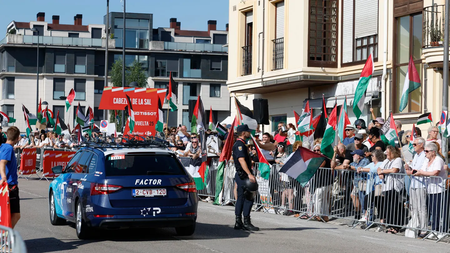 El coche del equipo Israel Tech pasa junto a los manifestantes antes del comienzo de la etapa 13 de la Vuelta El coche del equipo Israel Tech pasa junto a los manifestantes antes del comienzo de la etapa 13 de la Vuelta