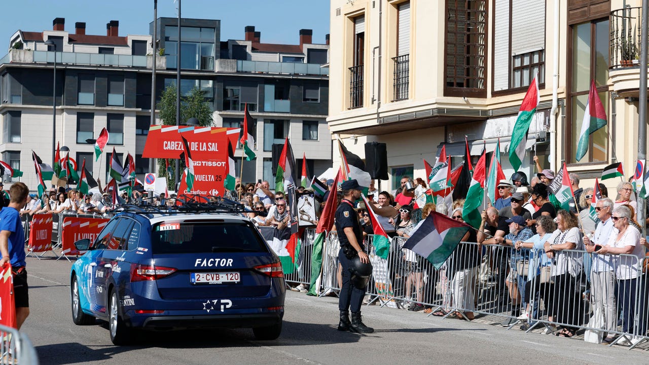 Tercer día de protestas en La Vuelta a España para pedir el fin del genocidio en Gaza y la expulsión del equipo de Israel