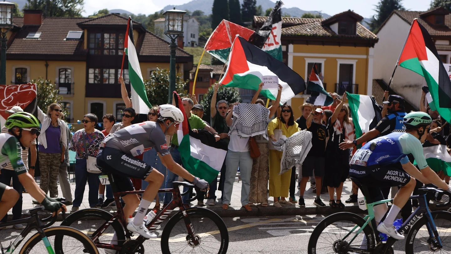 Decenas de personas protestan contra el genocidio en Palestina al paso de La Vuelta a España Decenas de personas protestan contra el genocidio en Palestina al paso de La Vuelta a España