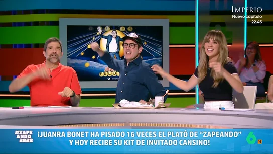 Zapeando regala a Juanra Bonet el "pack del invitado cansino" por su decimosexta visita al programa El presentador se muestra muy sorprendido al saber que ha estado en Zapeando hasta en 16 ocasiones. Por ello, el programa le hace un curioso regalo, que se compone de una taza, un cepillo de dientes, ropa interior y una gorra.