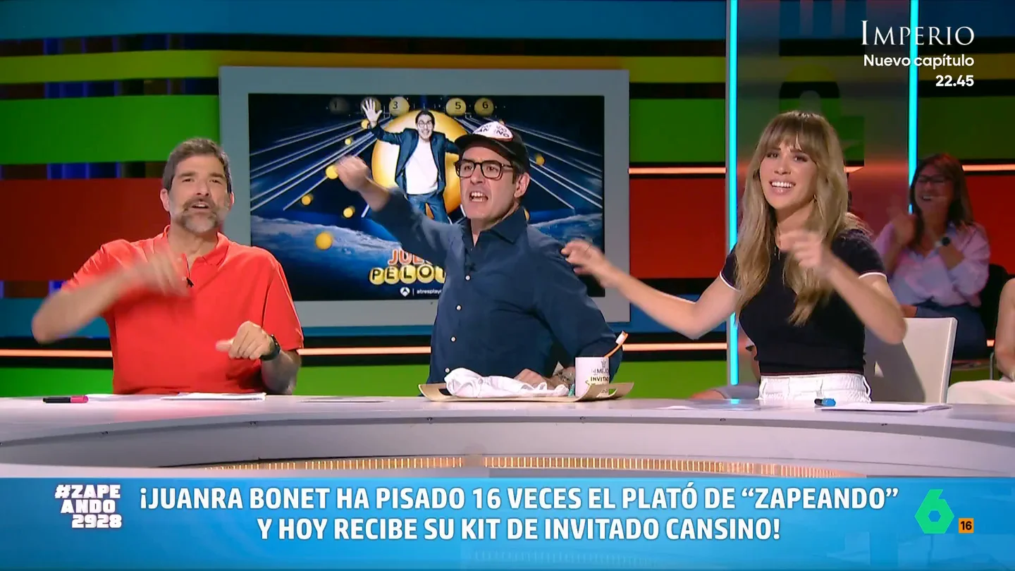 Zapeando regala a Juanra Bonet el "pack del invitado cansino" por su decimosexta visita al programa El presentador se muestra muy sorprendido al saber que ha estado en Zapeando hasta en 16 ocasiones. Por ello, el programa le hace un curioso regalo, que se compone de una taza, un cepillo de dientes, ropa interior y una gorra.