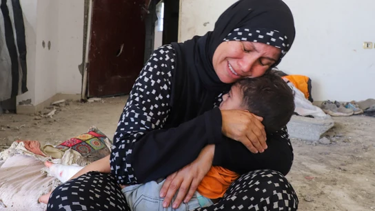 Una abuela abraza a su nieto después de que sus padres murieran en un ataque a su casa en Ciudad de Gaza. Una abuela abraza a su nieto después de que sus padres murieran en un ataque a su casa en Ciudad de Gaza.