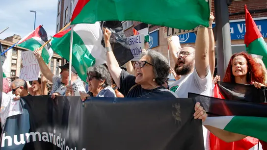 Decenas de manifestantes protestan contra la presencia del Israel-Premier Tech en La Vuelta en Avilés (Asturias) Decenas de manifestantes protestan contra la presencia del Israel-Premier Tech en La Vuelta en Avilés (Asturias)