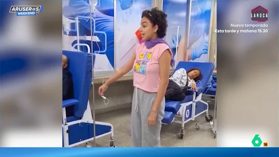 Manuela, la joven con leucemia que conmueve a las enfermeras cantando 'Somewhere over the rainbow' mientras recibe la quimio Manuela, la joven con leucemia que conmueve a las enfermeras cantando 'Somewhere over the rainbow' mientras recibe la quimio
