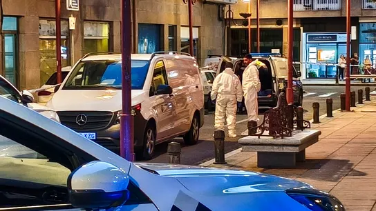 Miembros de los servicios funerarios en la calle Duque de Rivas de la localidad pontevedresa de Vilagarcía de Arousa tras el matricidio. Miembros de los servicios funerarios en la calle Duque de Rivas de la localidad pontevedresa de Vilagarcía de Arousa tras el matricidio.