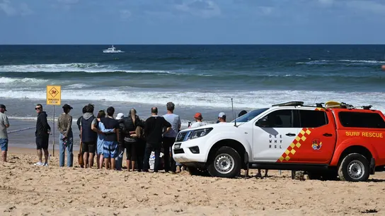 Varias personas congregadas en la orilla tras el fallecimiento de un hombre por el ataque de un tiburón en Sidney (Australia) Varias personas congregadas en la orilla tras el fallecimiento de un hombre por el ataque de un tiburón en Sidney (Australia)