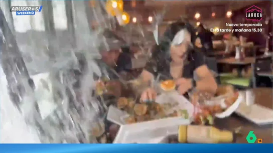 El impactante vídeo del momento en el que un coche se estampa contra un restaurante y arrolla a dos influencers: "Salvan el pellejo de milagro" El impactante vídeo del momento en el que un coche se estampa contra un restaurante y arrolla a dos influencers: "Salvan el pellejo de milagro"
