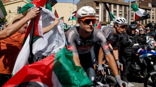 Protestas en la Vuelta a su paso por Avil&eacute;s. 