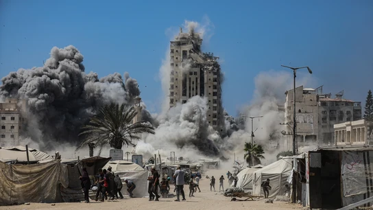 El Ejército israelí bombardea un edificio alto en Gaza El Ejército israelí bombardea un edificio alto en Gaza