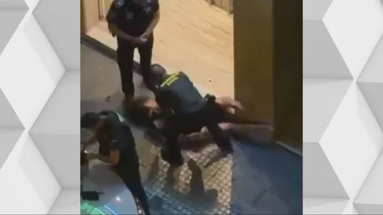 Detenido un Guardia Civil de Oliva (Valencia) por agredir a una joven arrestada en plena calle Detenido un Guardia Civil de Oliva (Valencia) por agredir a una joven arrestada en plena calle