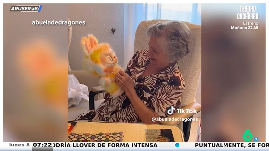 La 'abuela de dragones' reacciona a su nuevo Labubu: "Te la presto, pero de esta casa no sale" La 'abuela de dragones' reacciona a su nuevo Labubu: "Te la presto, pero de esta casa no sale"