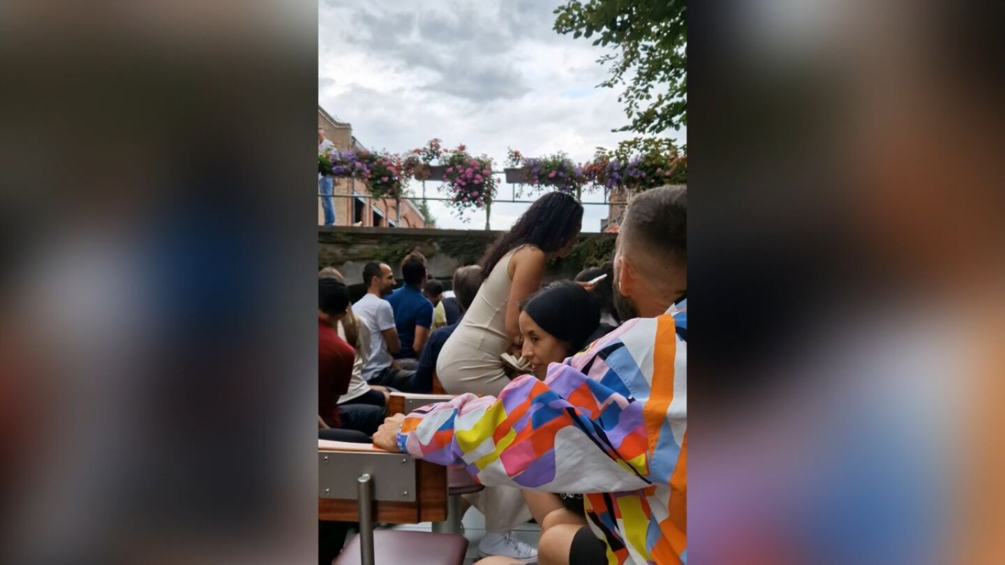 Turista en un paseo en barco en Brujas