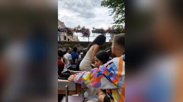 Turista en un paseo en barco en Brujas