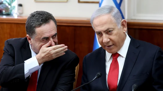 Israel Katz dialoga con Benjamín Netanyahu en una imagen de archivo Israel Katz dialoga con Benjamín Netanyahu en una imagen de archivo