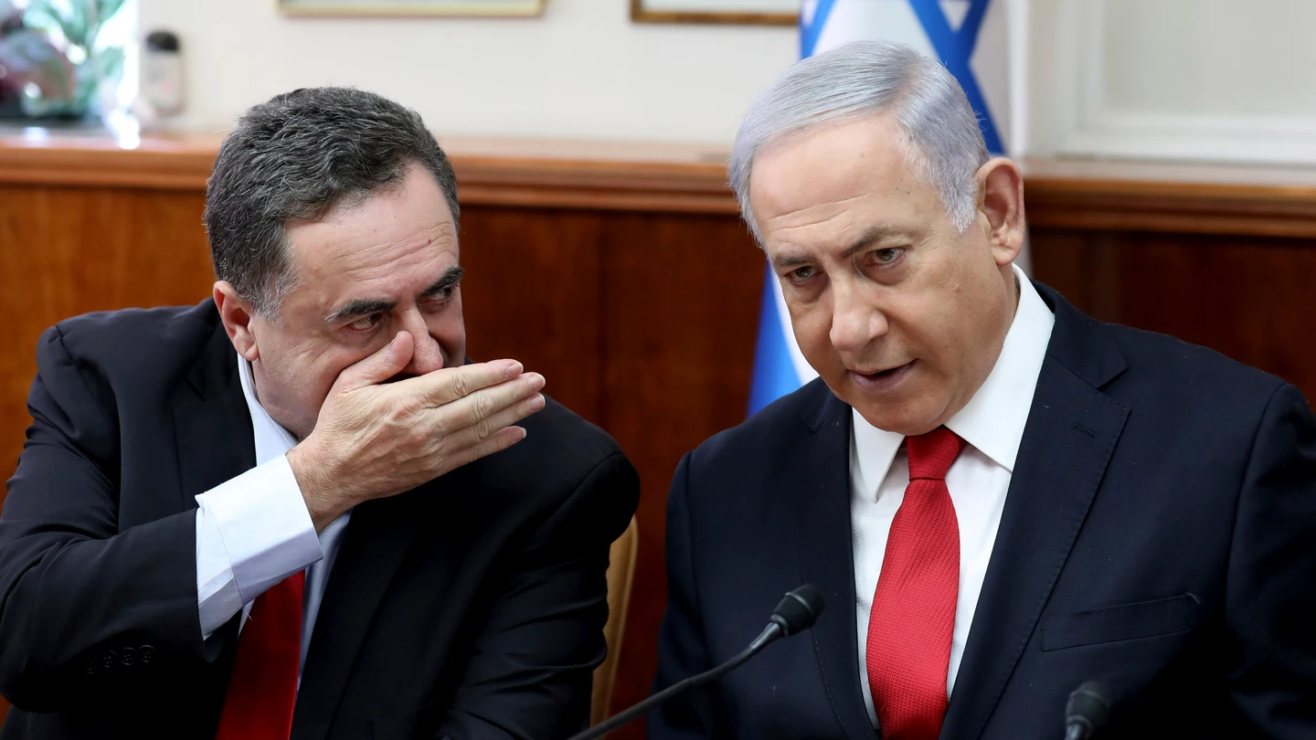 Israel Katz dialoga con Benjamín Netanyahu en una imagen de archivo Israel Katz dialoga con Benjamín Netanyahu en una imagen de archivo
