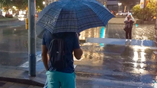 Varias personas bajo la lluvia en Tarragona, este lunes. Varias personas bajo la lluvia en Tarragona, este lunes.