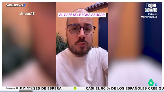 Un camarero se enfada cuando un cliente le pide azúcar para el café y se hace viral: "Me pedí el más caro de la carta y estaba muy amargo" Un camarero se enfada cuando un cliente le pide azúcar para el café y se hace viral: "Me pedí el más caro de la carta y estaba muy amargo"