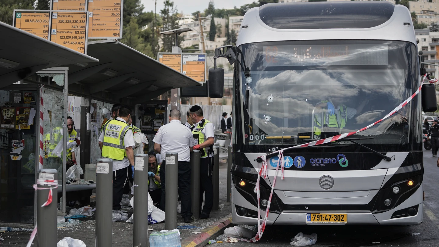 Escena del ataque terrorista ocurrido en Jerusalén que deja al menos seis muertos Escena del ataque terrorista ocurrido en Jerusalén que deja al menos seis muertos